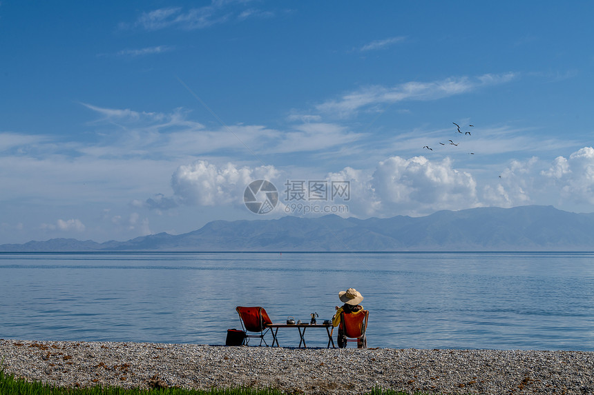 在新疆赛里木湖边喝咖啡的女人图片