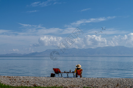 喝自来水在新疆赛里木湖边喝咖啡的女人背景