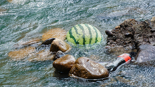 手绘夏季食物夏日溪水中的西瓜背景