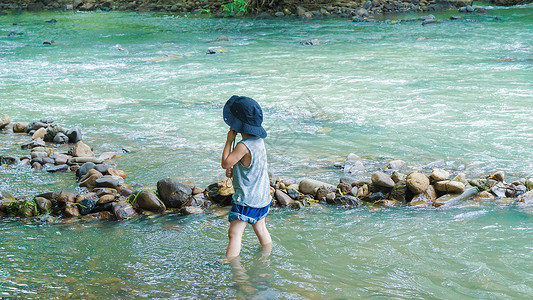 夏天溪水中玩耍的孩童高清图片