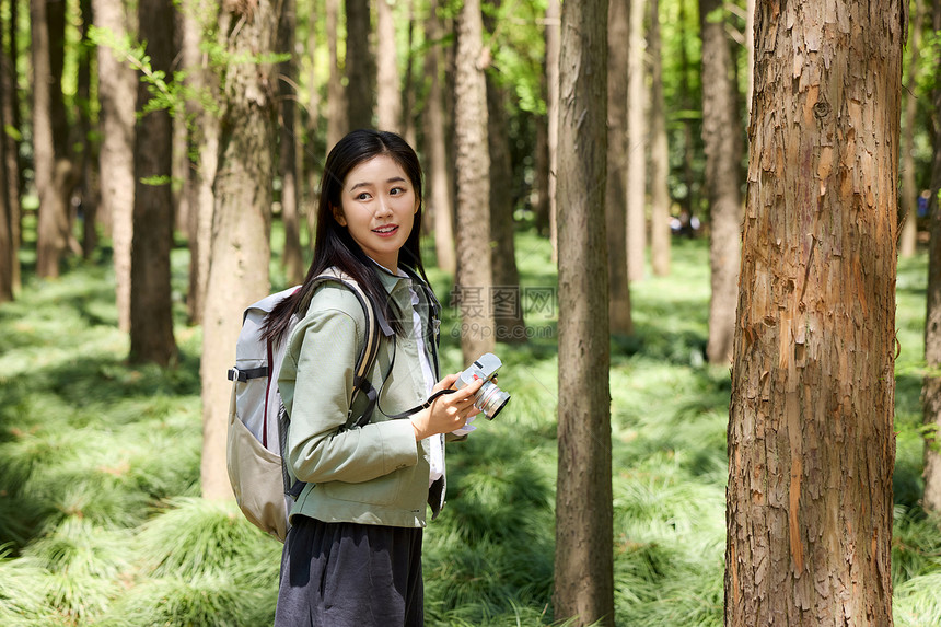 美女在森林里欣赏美景图片