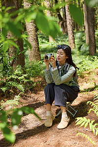 板凳素材森林里坐在小板凳上拍照的女孩背景