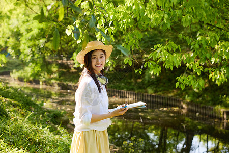 绘画女戴着草帽在森林里画画的女孩背景