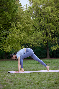 健康森林美女在瑜伽垫上练瑜伽背景