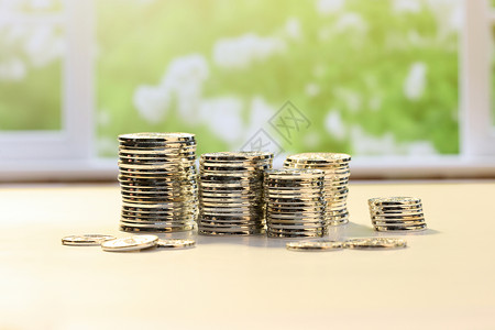 金融钱币元素桌上堆叠的钱币背景