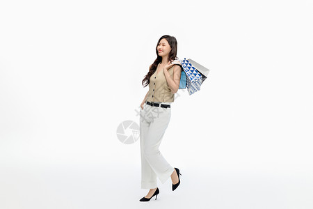美女单手提着购物袋逛街高清图片