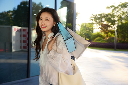 女人回来从商场购物回来的美女背景