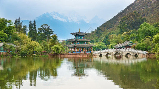 西周文物云南丽江玉龙雪山下的黑龙潭公园风光背景