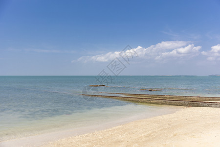 次极夏天湛蓝的海边背景