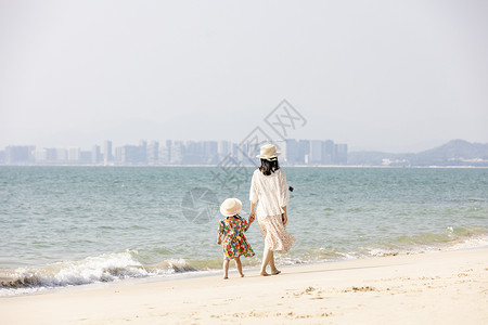 住在海边夏天母女在海边散步背景