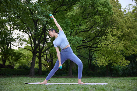 青年女性练双腿站立瑜伽高清图片