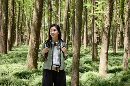 这边走走在森林公园里的美女背景