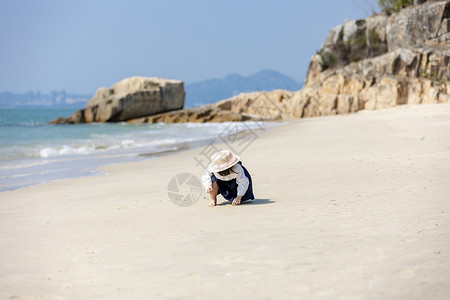海边捡贝壳的儿童高清图片