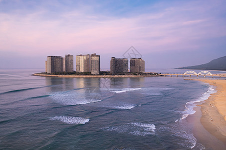 城市游客航拍海南万宁日月湾岛上建筑高楼风光背景