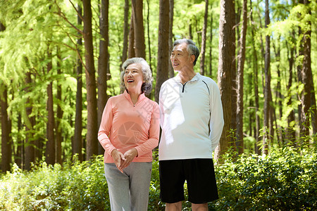 一对老年夫妻在公园里散步高清图片