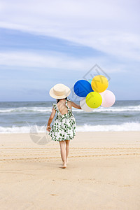 夏日在海边玩的儿童图片