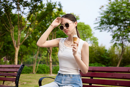 炎热的夏天美女在吃冰激凌图片
