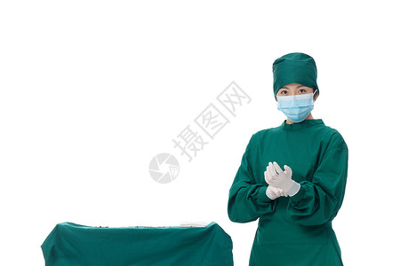工具台旁戴手套的外科医生职业形象图片