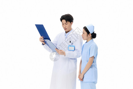 医生正在向护士确认手中的资料信息图片
