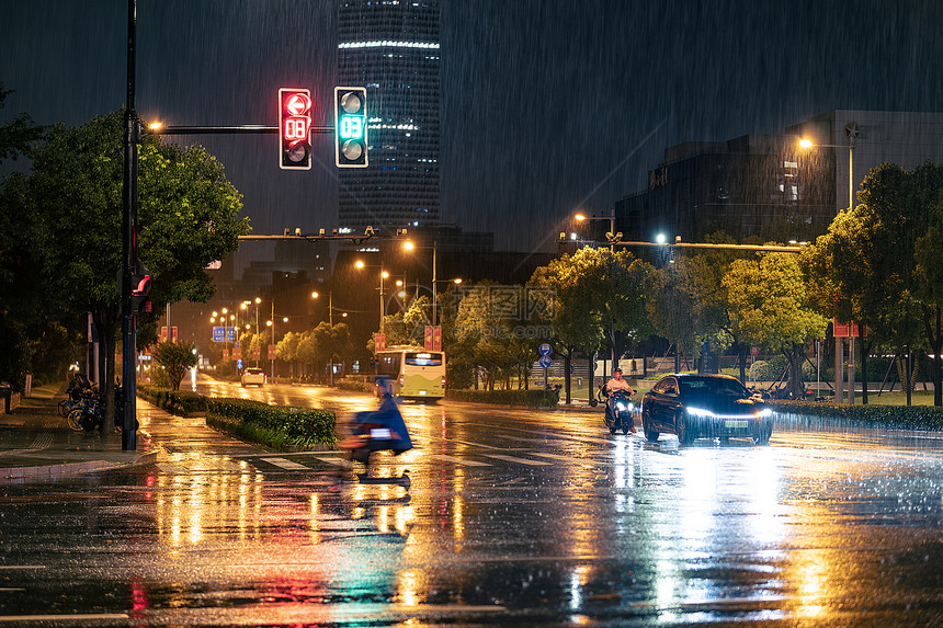 上海梅雨季城市暴雨夜景图片