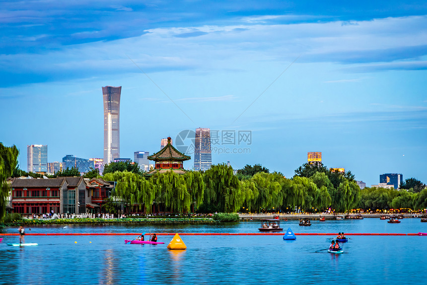 北京古今建筑同框国贸cbd和什刹海风景图片