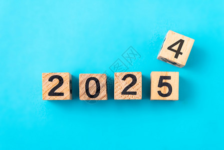 蓝色背景上的数字木块2025图片