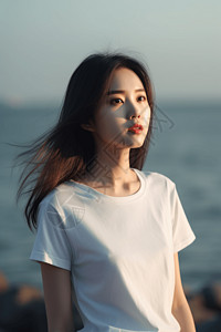 白色t恤的中国女孩半身照图片