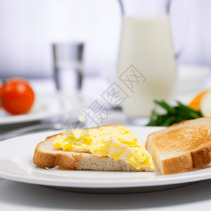 煎蛋卷和烤面包早餐特写镜头背景图片