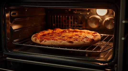等待烤箱里美味的奶酪披萨图片