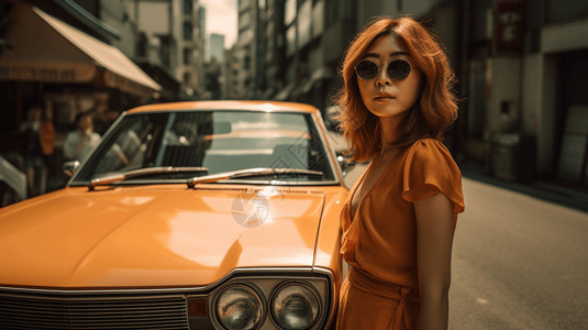 一位20世纪70年代的妇女站在停在汽车边背景图片