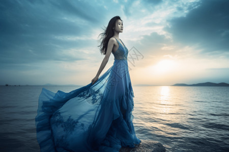 女性超模穿着蓝色连衣裙海边图片