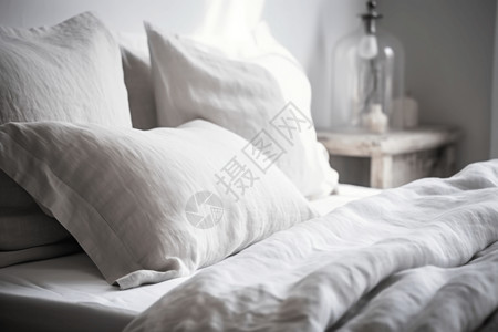 白色床上的亚麻枕套图片