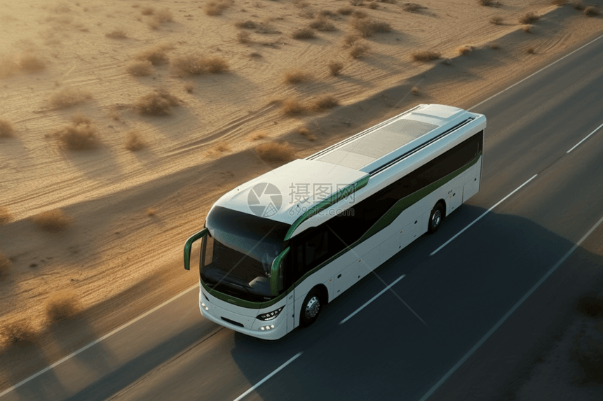 沙漠公路上行驶的白色巴士图片