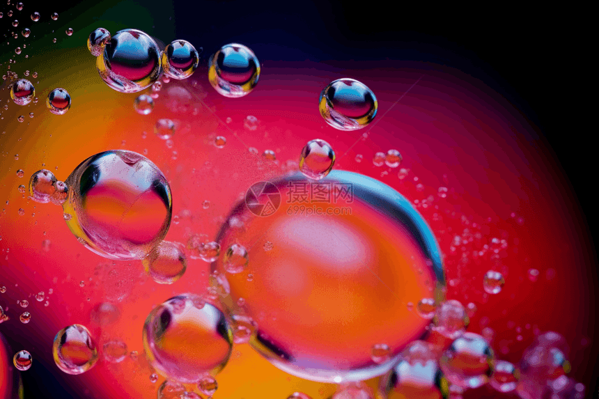 彩色肥皂泡的特写图片