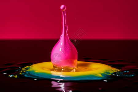 粉色水波水滴落入水中背景设计图片