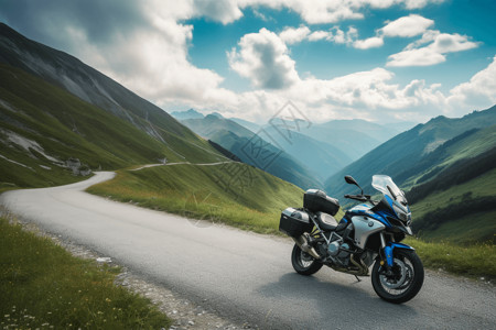 山间公路边的摩托车背景图片