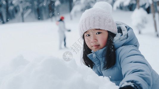 一个中国小姑娘在茫茫白雪中堆雪人背景图片