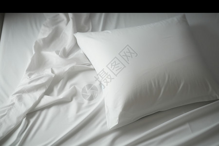 酒店白色床单枕头特写图图片