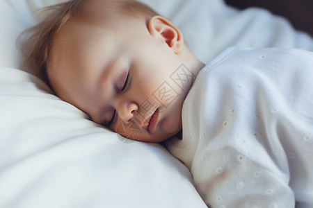 男婴睡在床上的特写肖像高清图片