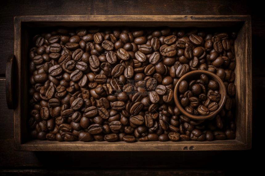 木托盘中烘焙的咖啡豆图片