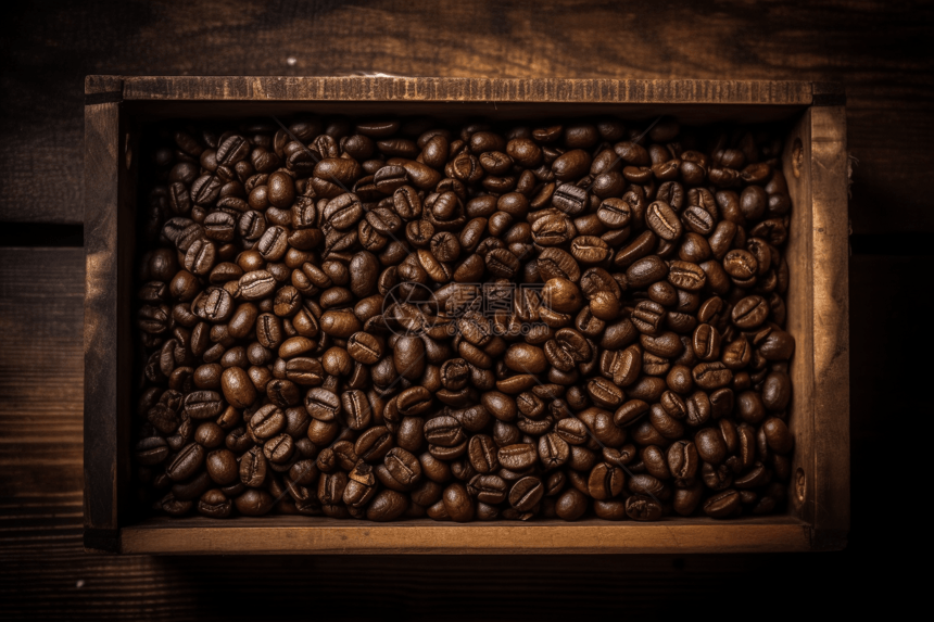 俯视木托盘中烘焙的咖啡豆图片