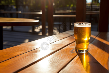 在炎热的夏日喝一杯清爽的啤酒图片