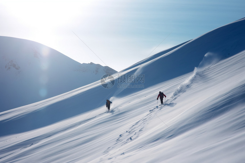 人们越过雪山图片