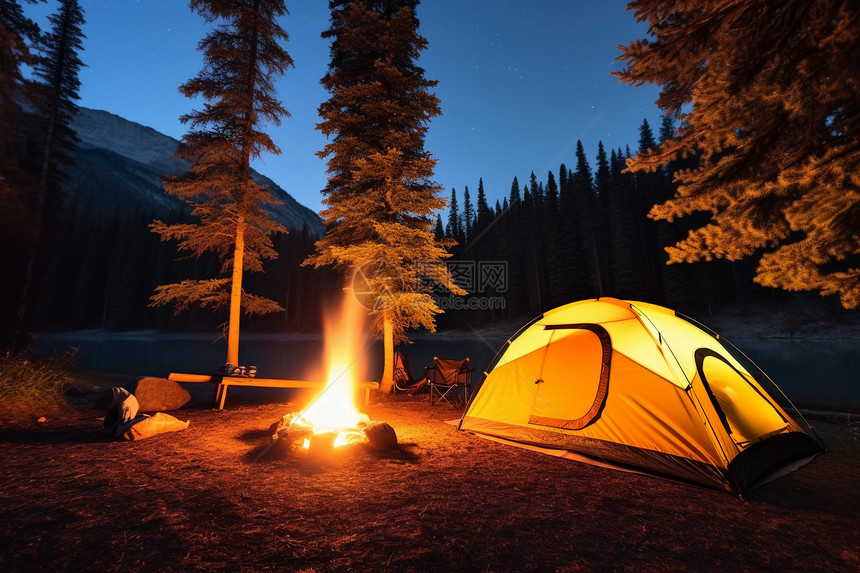 露营使用的帐篷和篝火图片