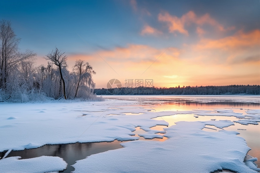 冰冻的湖面和日出风景图片