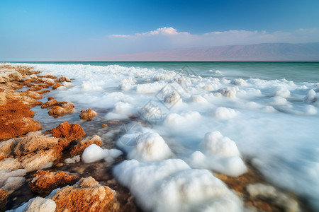 死海中的盐层高清图片
