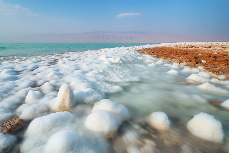 死海中的盐层高清图片