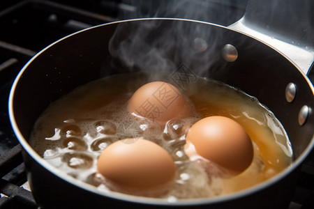 在一锅开水中煮鸡蛋高清图片