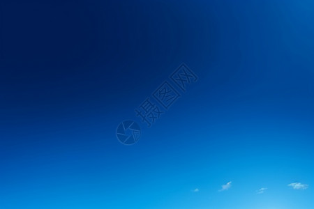 蓝色干净的天空背景图片