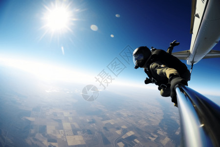 跳伞运动员在从机舱一跃而出高清图片